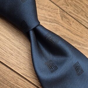 ROLLS ROYCE x James Arnold Metallic Blue‎ RR Logo Polyester Mens Tie VTG RARE